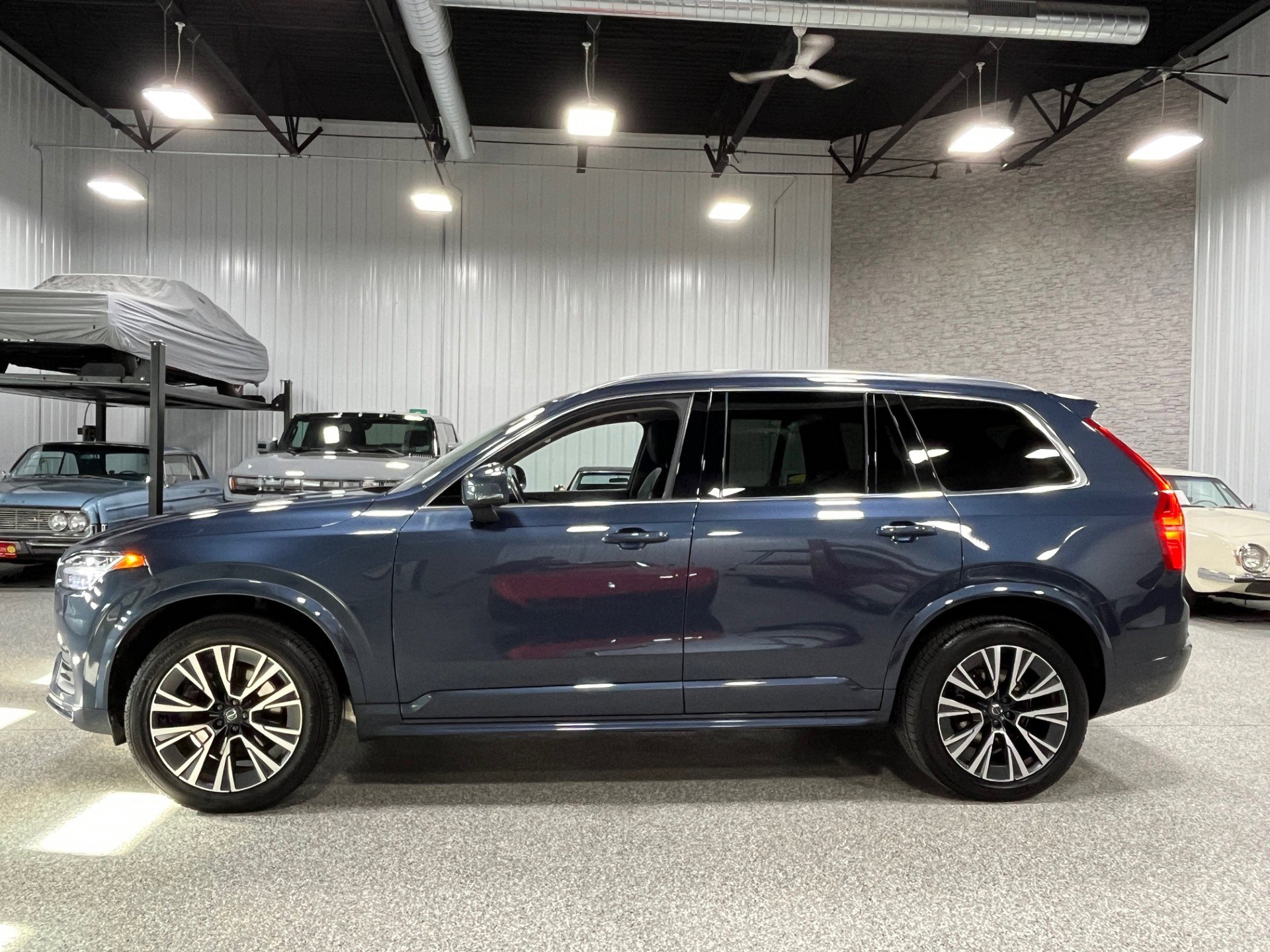 2022 Volvo XC90 Momentum photo 2
