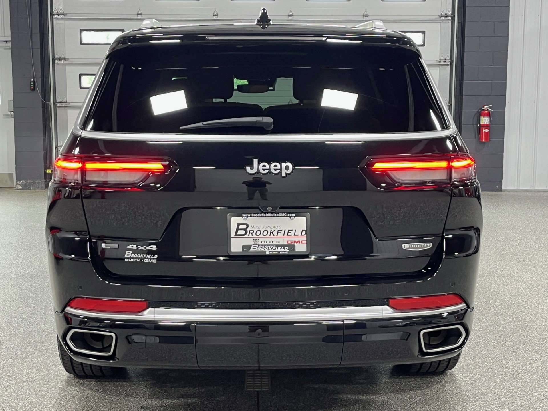 2023 Jeep Grand Cherokee L Summit Reserve photo 3