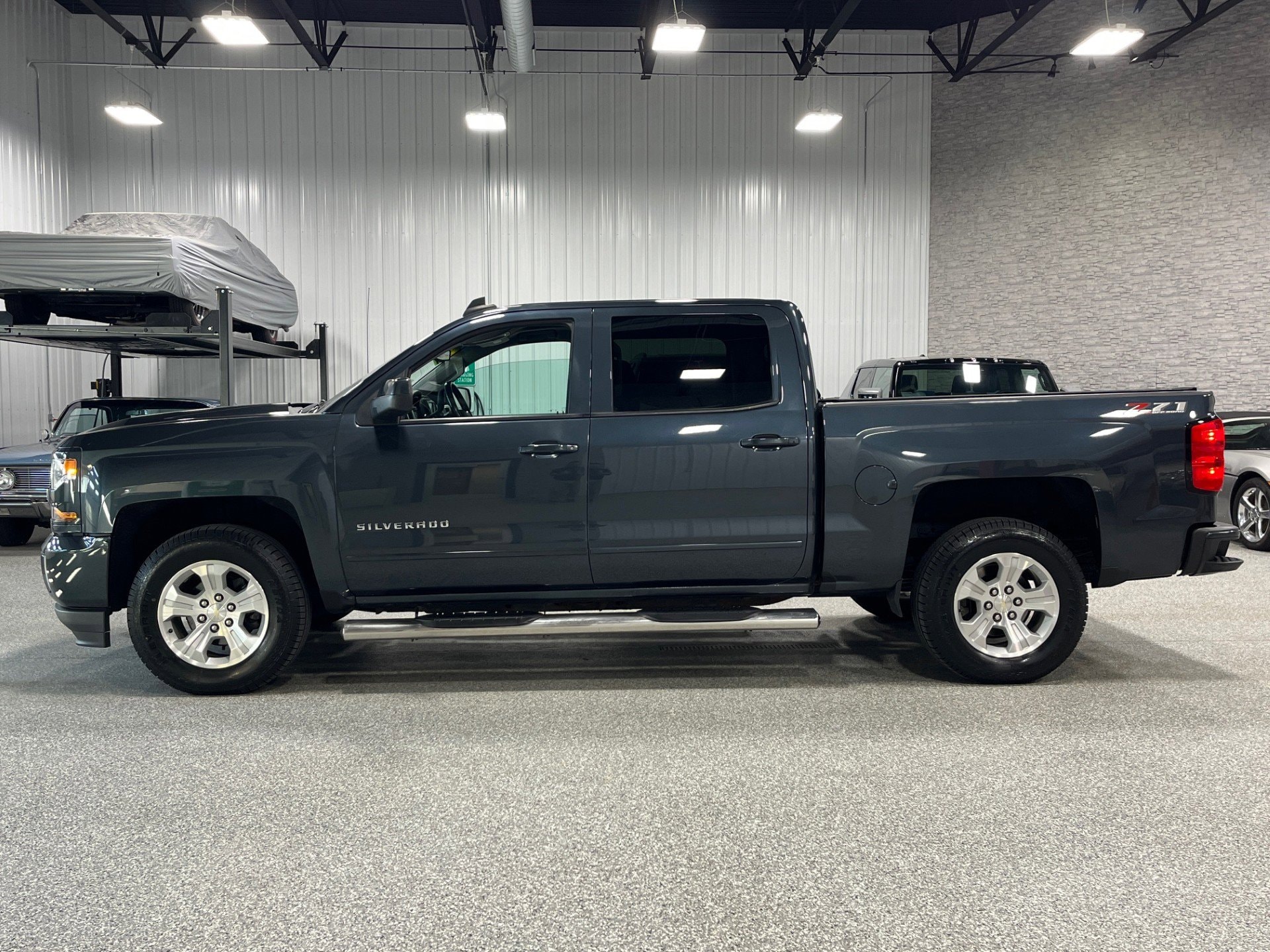 Used 2018 Chevrolet Silverado 1500 LT with VIN 3GCUKREC8JG306945 for sale in Brookfield, WI