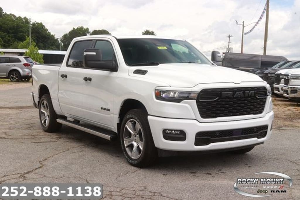 New 2026 Ram 1500 EXPRESS CREW CAB 4X2 5'7 BOX Pickup
