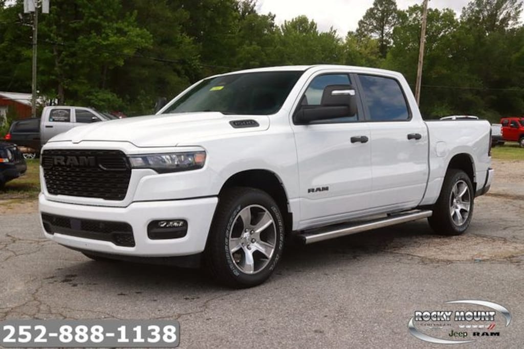 New 2026 Ram 1500 EXPRESS CREW CAB 4X2 5'7 BOX Pickup