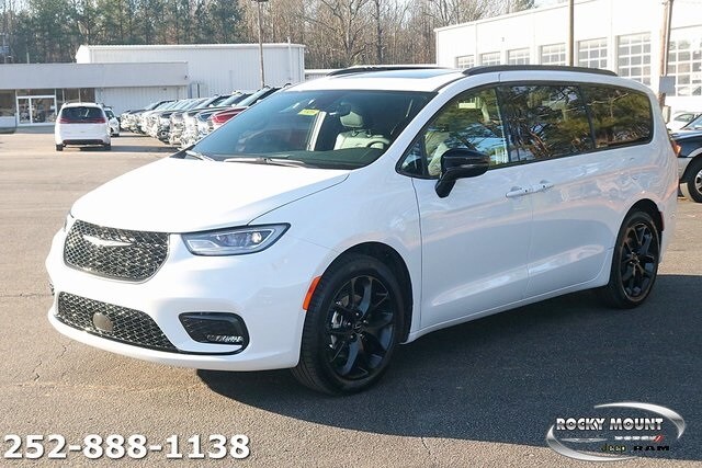 2024 Chrysler Pacifica Touring L photo 3