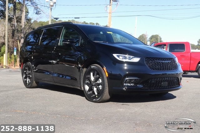 2026 Chrysler Pacifica Select's photo