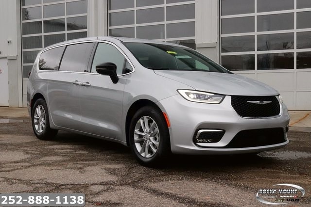 2026 Chrysler Pacifica Select's photo