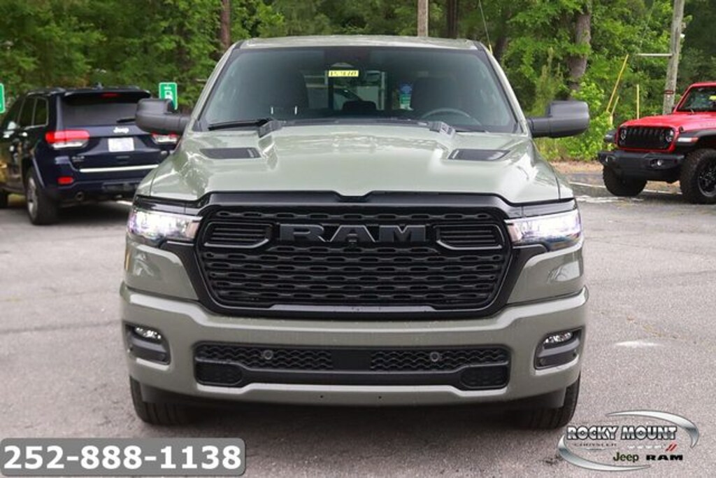 New 2026 Ram 1500 EXPRESS CREW CAB 4X4 5'7 BOX Pickup