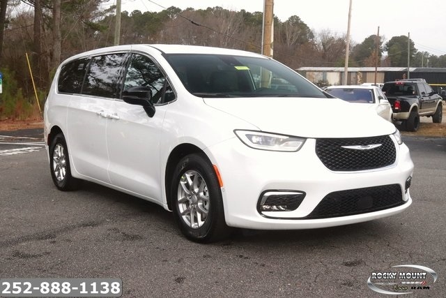 2026 Chrysler Pacifica Select's photo