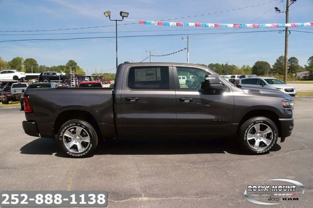 New 2026 Ram 1500 EXPRESS CREW CAB 4X2 5'7 BOX Pickup