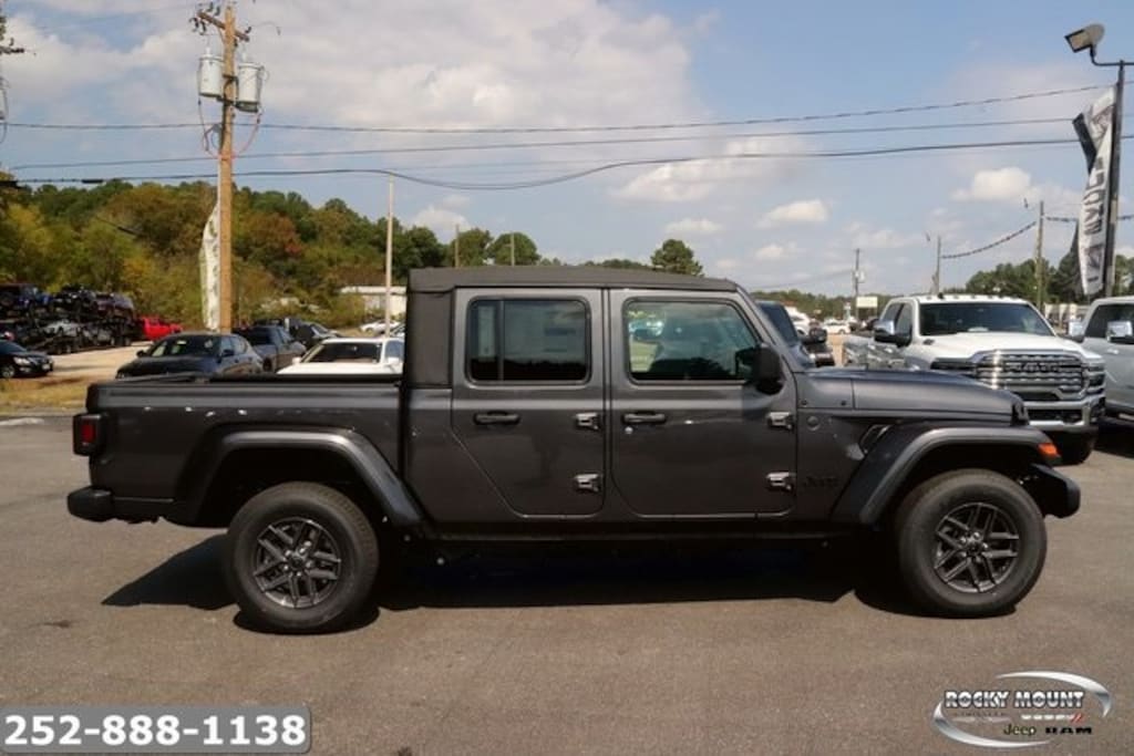 New 2025 Jeep Gladiator SPORT S 4X4 Pickup