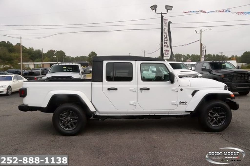 New 2025 Jeep Gladiator SPORT S 4X4 Pickup