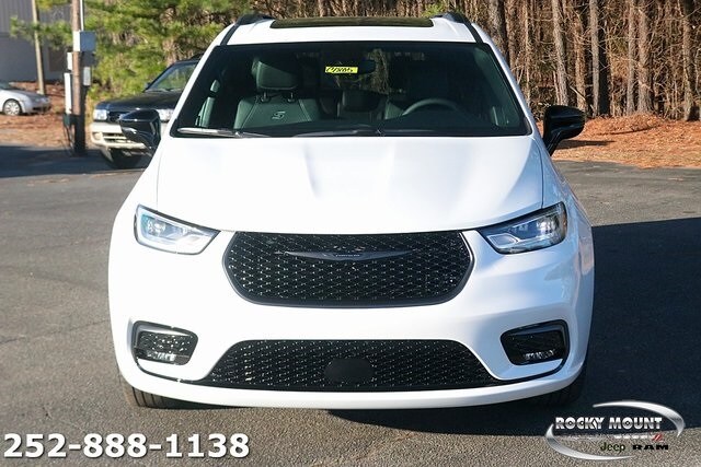2024 Chrysler Pacifica Touring L photo 2