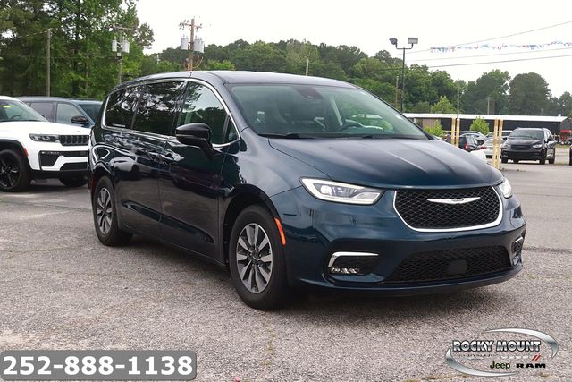 2024 Chrysler Pacifica Hybrid Select PHEV's photo