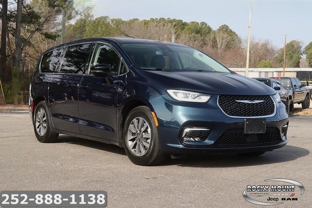 2024 Chrysler Pacifica PHEV Select's photo