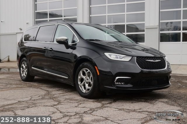 2023 Chrysler Pacifica Limited's photo