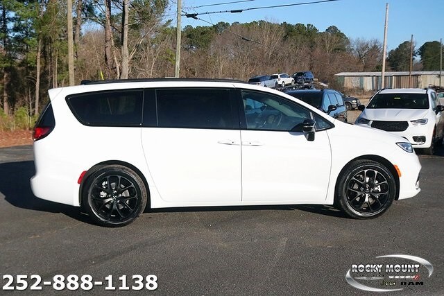 2024 Chrysler Pacifica Touring L photo 4