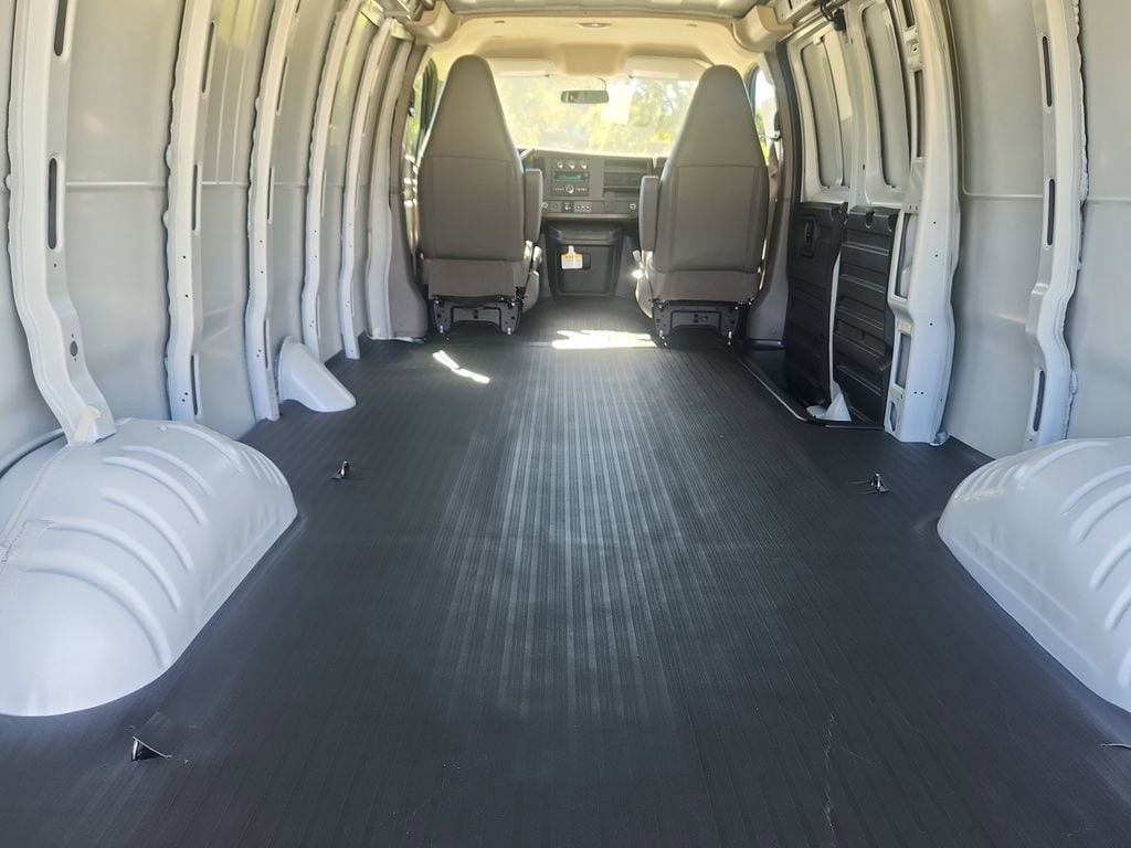 2025 GMC Savana Cargo Work Van - Photo 21