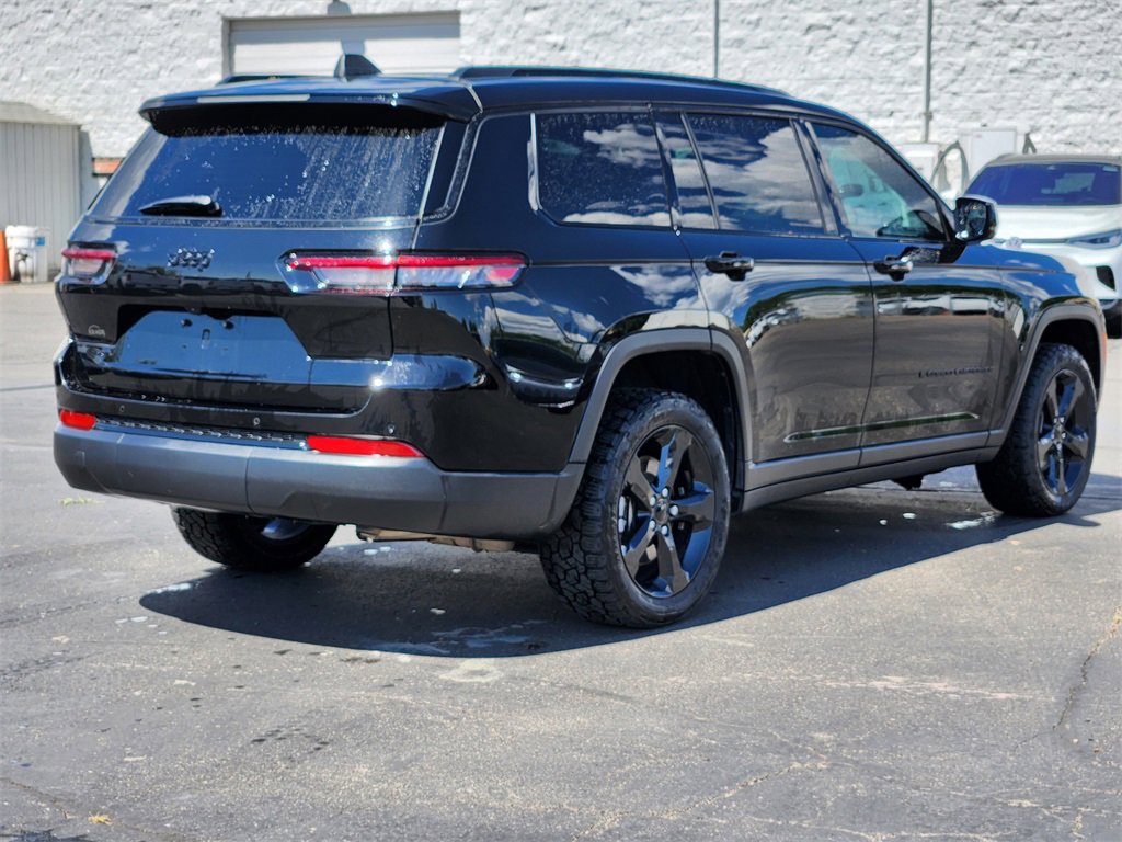 2023 Jeep Grand Cherokee Laredo photo 3