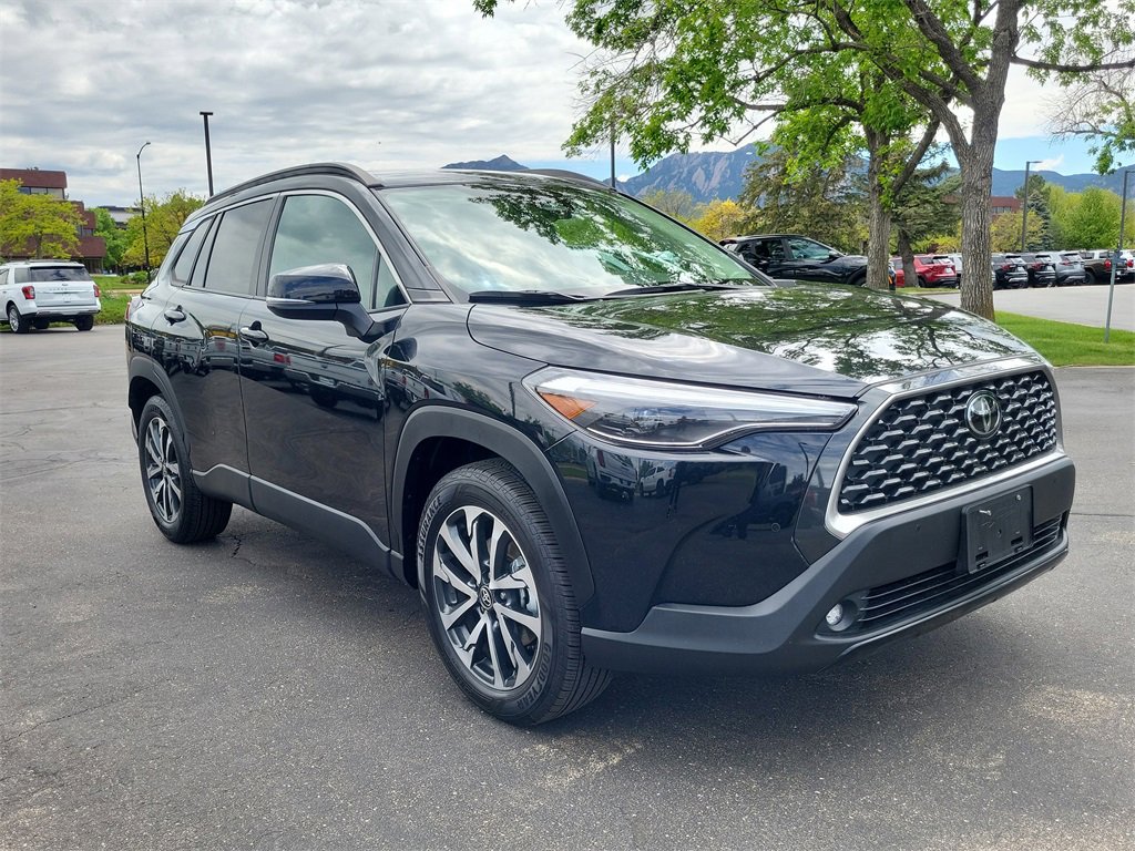 2023 Toyota Corolla Cross XLE photo 2