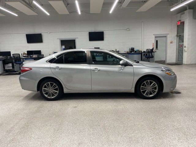 2015 Toyota Camry XLE photo 4