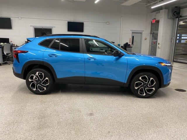 2025 Chevrolet Trax photo 2