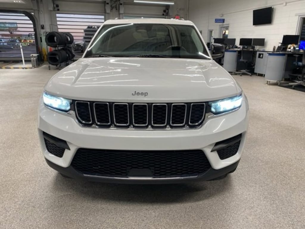 Used 2023 Jeep Grand Cherokee Laredo SUV