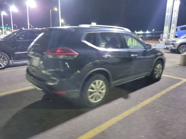 2018 Nissan Rogue SV photo 2