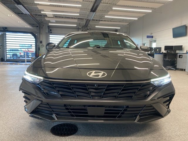 2024 Hyundai Elantra Limited photo 2