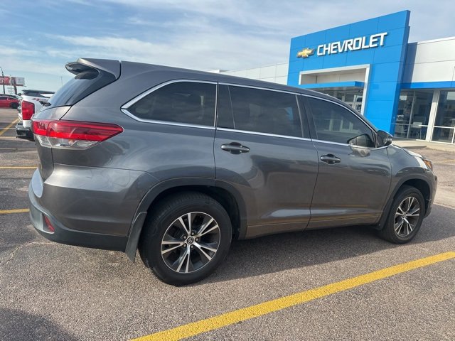 2018 Toyota Highlander LE photo 3