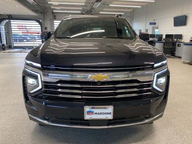 2025 Chevrolet Suburban LT photo 2