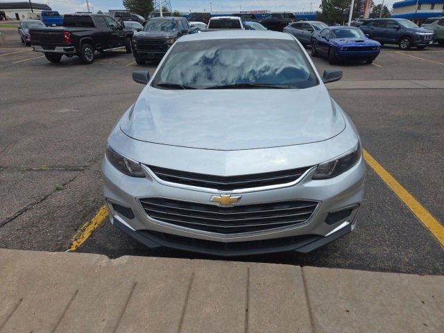 2018 Chevrolet Malibu photo 2