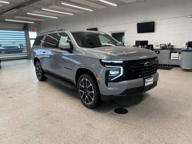 2025 Chevrolet Suburban RST photo 3
