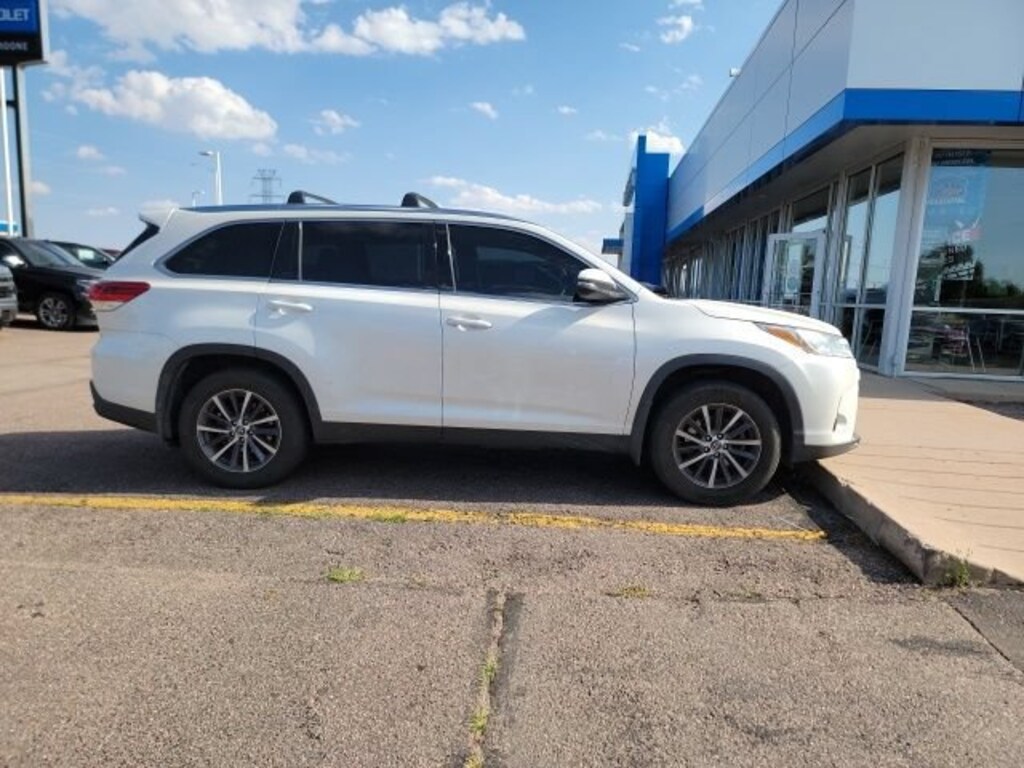 Used 2019 Toyota Highlander SE V6 SUV