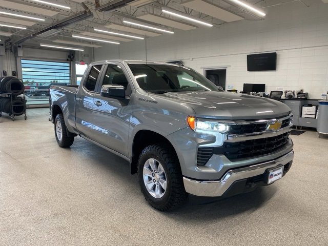2025 Chevrolet Silverado 1500 LT photo 3