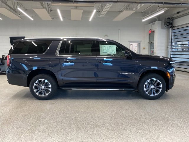 2025 Chevrolet Suburban LT photo 4