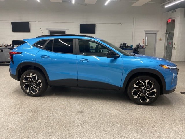 2025 Chevrolet Trax photo 2