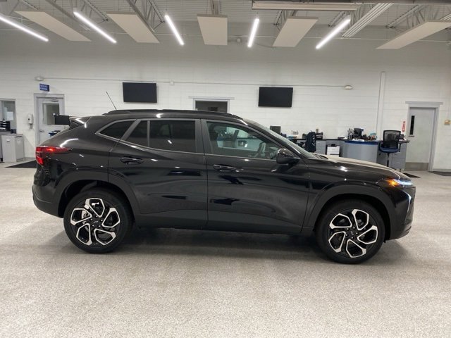 2025 Chevrolet Trax photo 2
