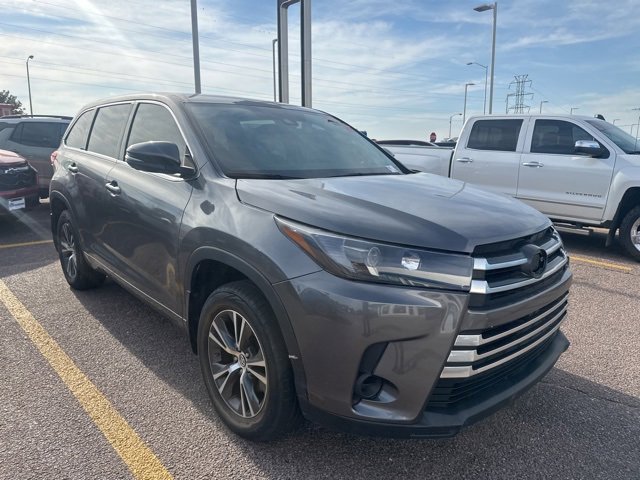 2018 Toyota Highlander LE photo 2
