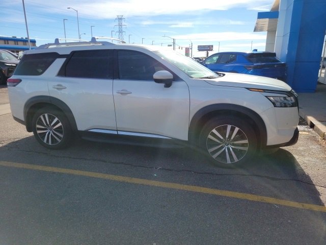 2024 Nissan Pathfinder Platinum photo 2