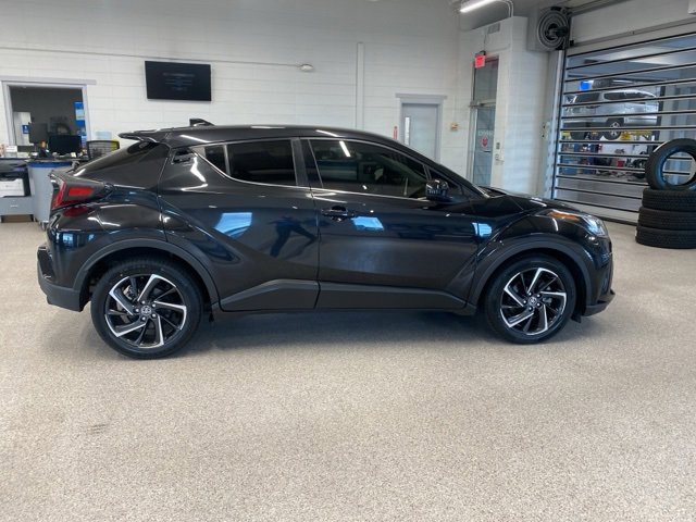 2020 Toyota C-HR LE photo 4