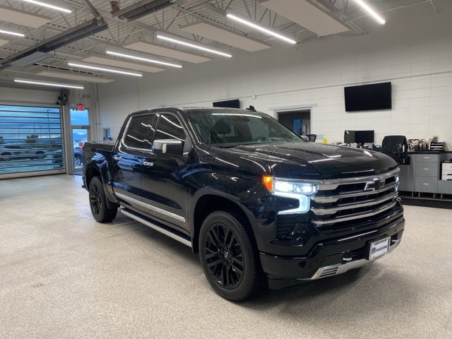 2023 Chevrolet Silverado 1500 High Country photo 3