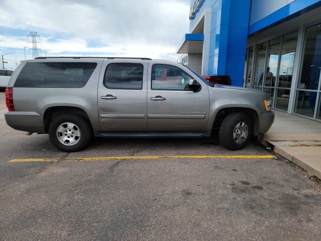 2008 Chevrolet Suburban 1500 LT photo 3