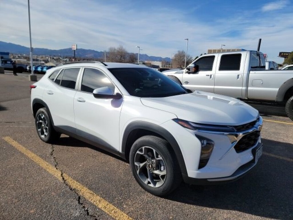 Used 2025 Chevrolet Trax LT SUV
