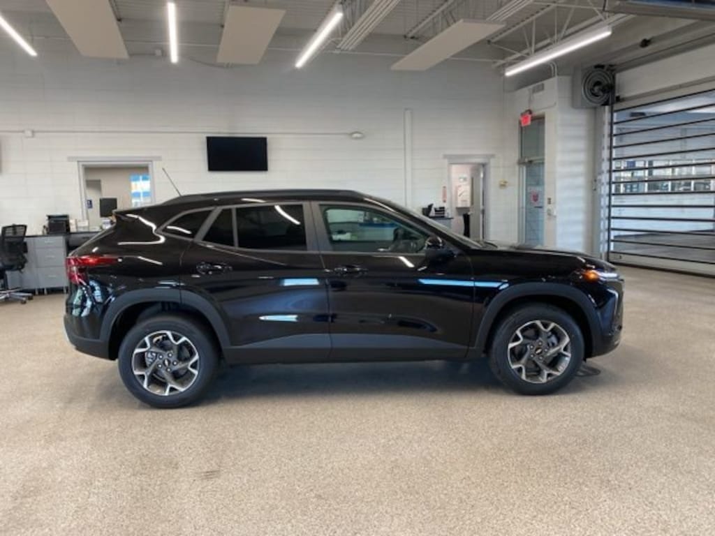 New 2025 Chevrolet Trax LT SUV