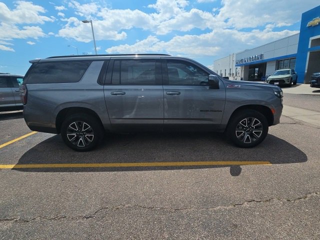 2022 Chevrolet Suburban Z71 photo 2