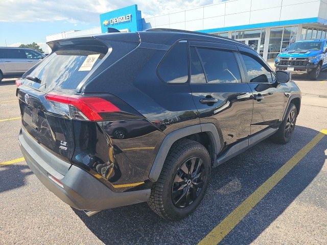 2021 Toyota RAV4 LE photo 3