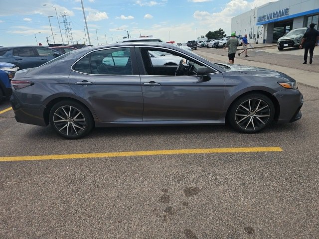 2022 Toyota Camry SE photo 4