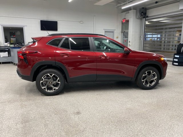 2025 Chevrolet Trax LT photo 2