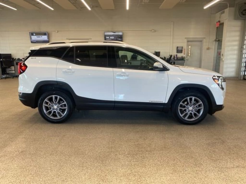 Used 2024 GMC Terrain SLT SUV