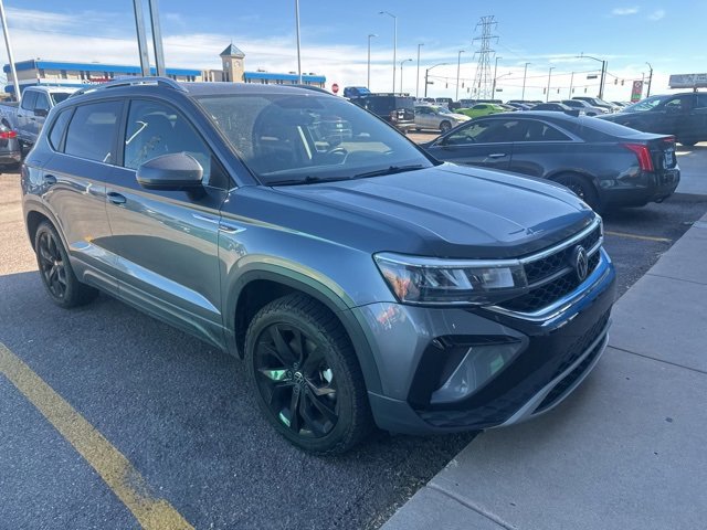 2022 Volkswagen Taos SE photo 2