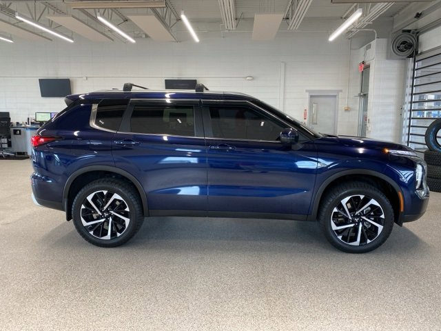 2024 Mitsubishi Outlander SE Black Edition photo 2
