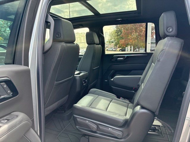 2027 Chevrolet Suburban Z71 - Photo 8